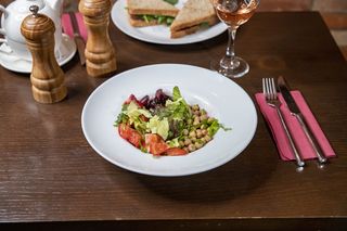 Salată de năut, sfecla rosie, roșii (veg)