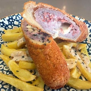 Flamenquín De Presa Con Queso Y Crema De Boletus