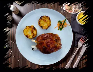 Ciolan de porc la cuptor cu cartofi gratinati