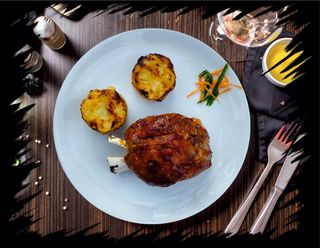 Ciolan de porc la cuptor cu cartofi gratinati