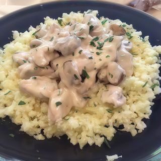 Bifinhos de Porco com Natas e Cogumelos Frescos (OFERTA 1 PEPSI)