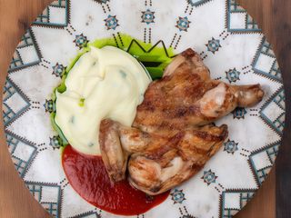 Молоде курча з картопляним пюре і соусом із солодкого перцю гогошар (380 г)