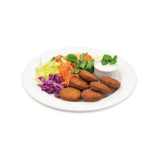 Plato falafel, ensalada, papas y salsa