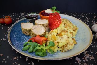 Muschiulet de porc gatit lent cu cartof zdrobit, sos de vin si salata