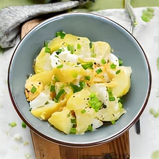 Салата варени картофи с лук (300г)