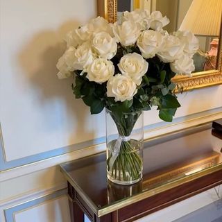 Bouquet des roses blanches avec vase