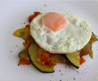 Fritura De Verduras Con Huevos Fritos