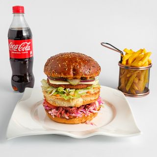 Hulk burger combo  + pomfrit ill french fries + gratis  Cockta