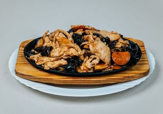 222. Пиле на метална плоча