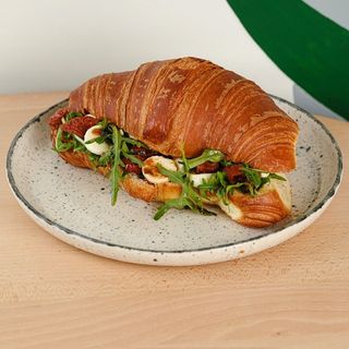 Круасан Вегетаріанський (в`ялені помідори-моцарела)