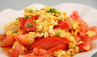 Pomodoro saltati con l'uovo 西红柿炒鸡蛋