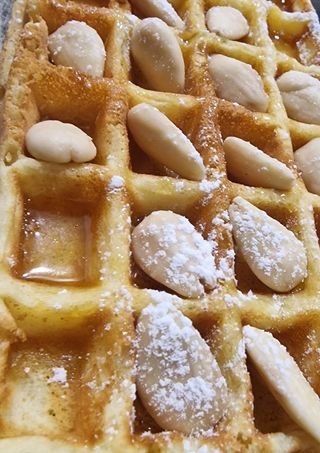 Waffle miele e scaglie di mandorle