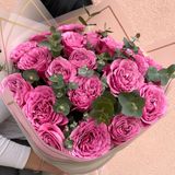 Букет от 21 рози със зеленина