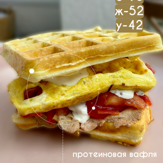 დაჩრდილვის ვაფლის ხელნაკეთი ქათმის პაშტეტი, მდოგვის სოუსი, ომლეტი, პომიდორი