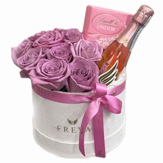 Cutie medie cu 11 trandafiri Moody Blue spumant si ciocolata