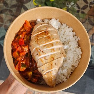  Pechuga de Pollo Cocinada a Baja Temperatura con Pisto y Arroz