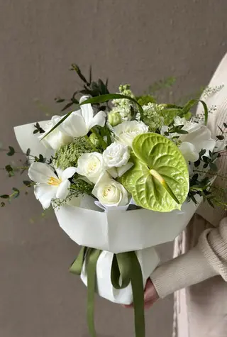 Green Harmony - Buchet premium alb si verde cu anthurium si trandafiri