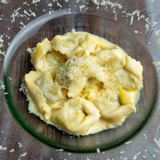 Tortellini ricota y espinacas con salsa de 4 queso