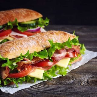 Sandwich cu cotoleta de pui