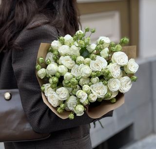 თეთრი პიონისებური ვარდების კონა