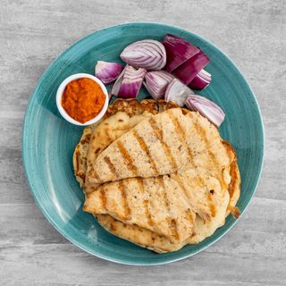 Pileći file sa žara s prilogom i lepinja