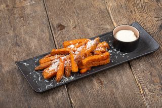 Батат фри с соусом блю чиз и пармезаном (180 гр)