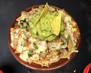 Nachos con guacamole