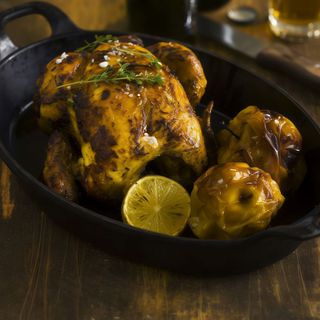 Pollo asado entero con patata asada