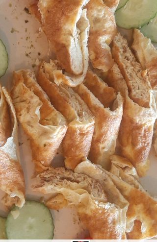 Omelette thon-jambon-fromage