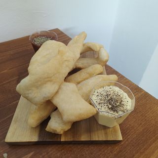 Pizza fritta con salse