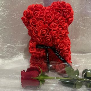 Rose bear i ruža u celofanu