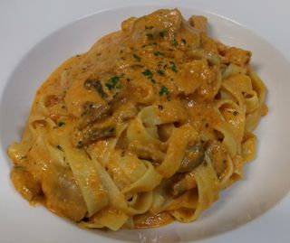 Tallarines Mar y Monte (con gambas y champiñones)