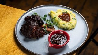 Томленое говяжье ребро в глазури из соуса BBQ 