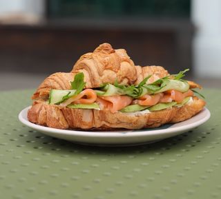 Круасан з лососем та філадельфією