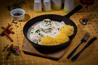 Pui cu smantana, ciuperci si mamaliguta