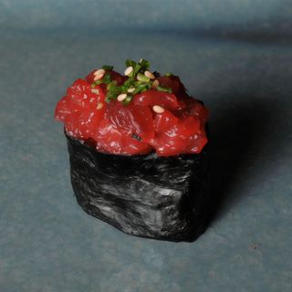 Sushi de tartar picante (2 uds.)
