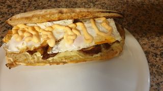 Paposcia con salsiccia, mozzarella, cipolla arrostita, maionese