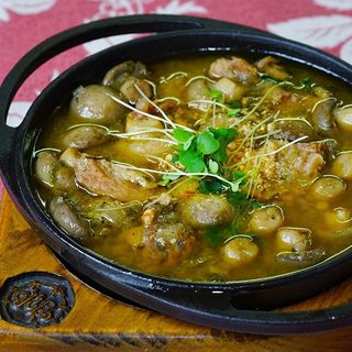 ხბოს ხორცი სოკოთი და ნუშით