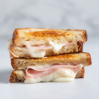 Bocadillo solo de jamón y queso