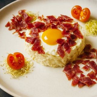 Ensaladilla rusa con huevo y jamón ibérico 