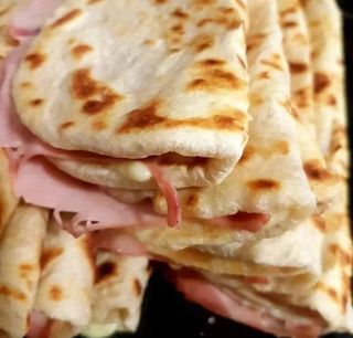 Piadina con prosciutto cotto, mozzarella e pomodoro