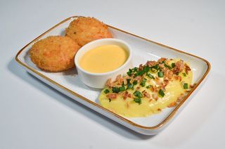 Краб кейк с пюре и соусом голландез