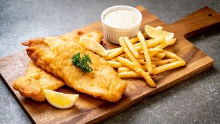 Fish and chips (dorsz w cieście podany z frytkami)