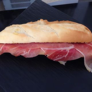 Bocadillo jamón o chorizo ibérico
