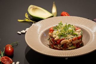 Бобена салата с авокадо и киноа (300г)