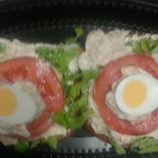 Tostada Estella (1ud) Pan Natural, Sallsa ligera suave, Lechuga Tomate laminado, Huevo rallado, y Atún con cebolla pochada