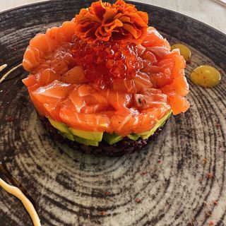 Tartar De Salmón Noruego Y Caviar Rojo