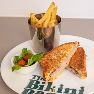 Bikini De Jamón York Con Trufa Y Queso (¡Incluye Patatas!)