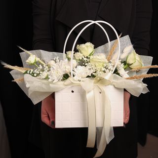 Сумочка з квітами в білому кольорі