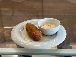 Polpette con tonno servite con salsa maionese dolce